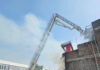 LUCKNOW COACHING INSTITUTE FIRE : लखनऊ के अलीगंज में बिल्डिंग में लगी भीषण आग, तार से लटककर कूदे लोग LUCKNOW COACHING INSTITUTE FIRE