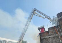 LUCKNOW COACHING INSTITUTE FIRE : लखनऊ के अलीगंज में बिल्डिंग में लगी भीषण आग, तार से लटककर कूदे लोग LUCKNOW COACHING INSTITUTE FIRE
