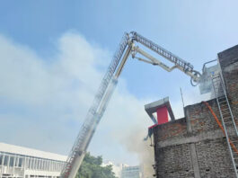 LUCKNOW COACHING INSTITUTE FIRE : लखनऊ के अलीगंज में बिल्डिंग में लगी भीषण आग, तार से लटककर कूदे लोग LUCKNOW COACHING INSTITUTE FIRE