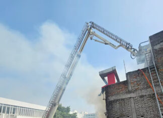 LUCKNOW COACHING INSTITUTE FIRE : लखनऊ के अलीगंज में बिल्डिंग में लगी भीषण आग, तार से लटककर कूदे लोग LUCKNOW COACHING INSTITUTE FIRE