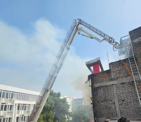 LUCKNOW COACHING INSTITUTE FIRE : लखनऊ के अलीगंज में बिल्डिंग में लगी भीषण आग, तार से लटककर कूदे लोग LUCKNOW COACHING INSTITUTE FIRE