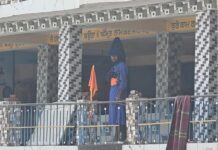NAGARASU GURDWARA NIHANG VIOLENCE : नगरासू गुरुद्वारे की छत से उतरे 2 निहंग, 5 अभी भी डटे हैं; बाहर ITBP भी तैनात NAGARASU GURDWARA NIHANG VIOLENCE