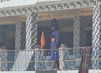 NAGARASU GURDWARA NIHANG VIOLENCE : नगरासू गुरुद्वारे की छत से उतरे 2 निहंग, 5 अभी भी डटे हैं; बाहर ITBP भी तैनात NAGARASU GURDWARA NIHANG VIOLENCE
