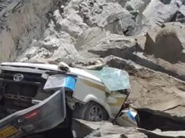 Himachal landslide : हिमाचल के लाहौल स्पीति में गाड़ी पर गिरी चट्टान, 13 लोगों की मौत Himachal landslide