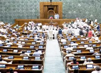 Lok Sabha Resolution : मॉनसून सत्र का तीसरा दिन, कल्याण बनर्जी पूरे मानसून सत्र के लिए लोकसभा से निलंबित Lok Sabha Resolution